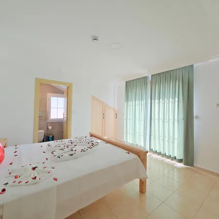 Candle Light Отель *